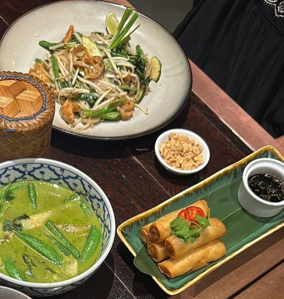 Busaba Eathai    Mid-Range  Casual