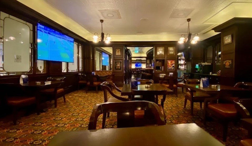 The Pub English Bar — Radisson Blu Deira Creek